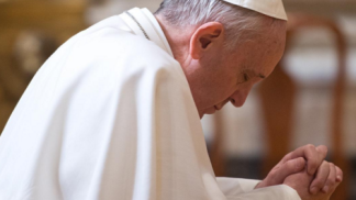 Papa Francisco rezando