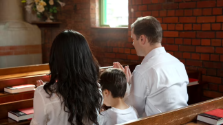 familia-crista-rezando-na-igreja-tiro-medio_23-2149344099_1