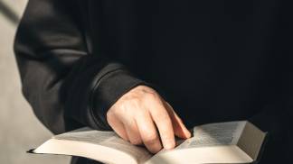 abra-a-biblia-do-livro-nas-maos-masculinas-closeup