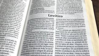 biblia-aberta-no-livro-de-levitico-1536x918