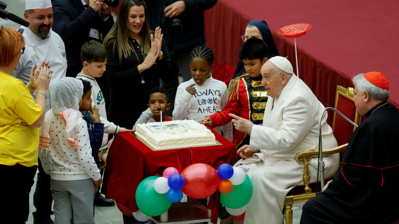 Em celebração no Vaticano, Papa expressa gratidão a Bento XVI