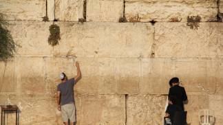 ebrei-in-preghiera-al-muro-occidentale-di-gerusalemme_181624-40968