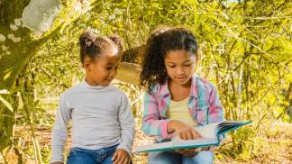 sorelle-che-leggono-un-libro_23-2147638850