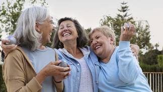 elderly-friends-playing-petanque