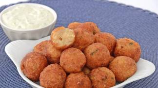 bolinho-peixe-molho-queijo