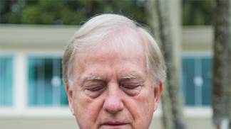 Frei Sebastião rezando