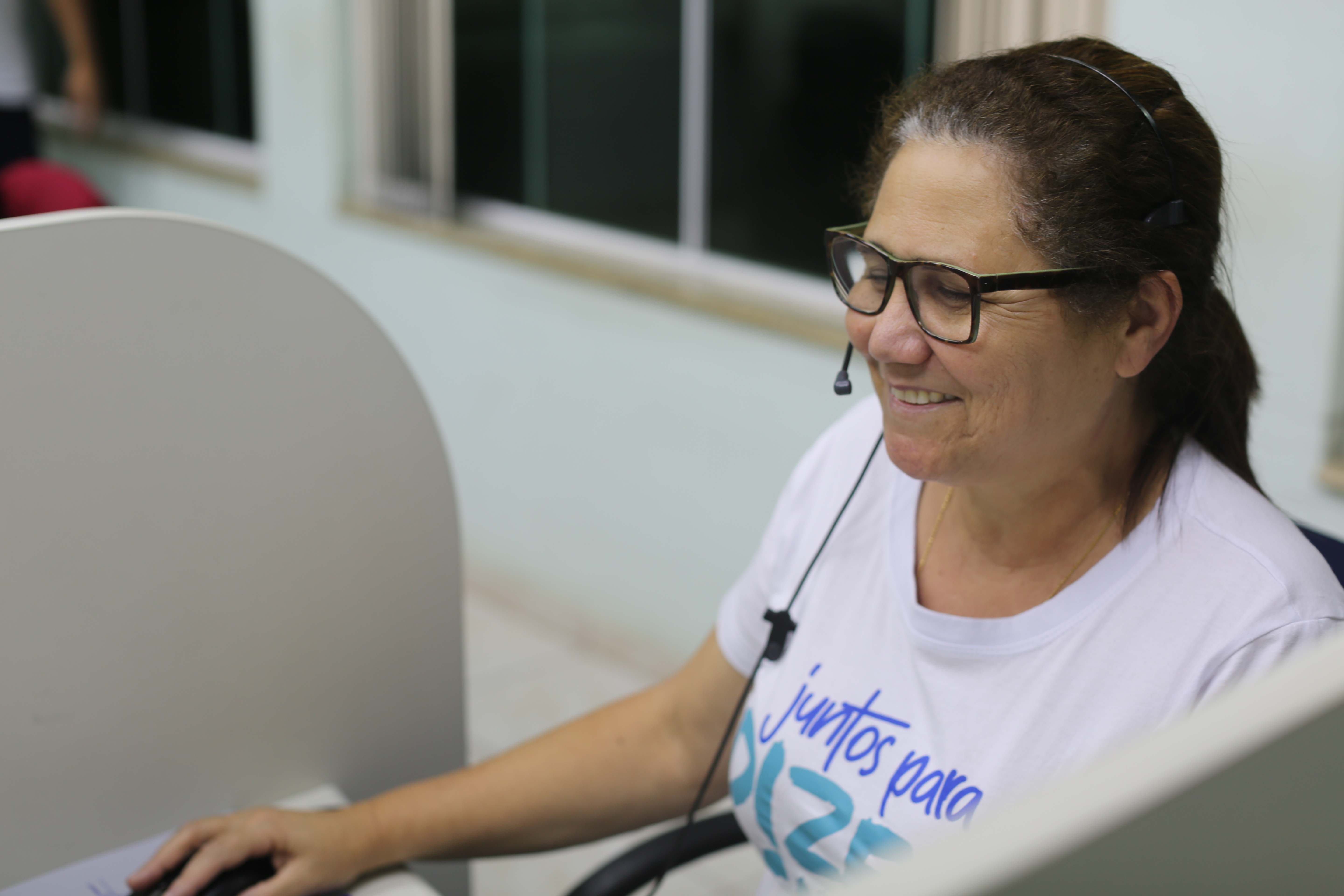 Atendente Quitéria Lopes na Central do Diga Sim à Evangelização
