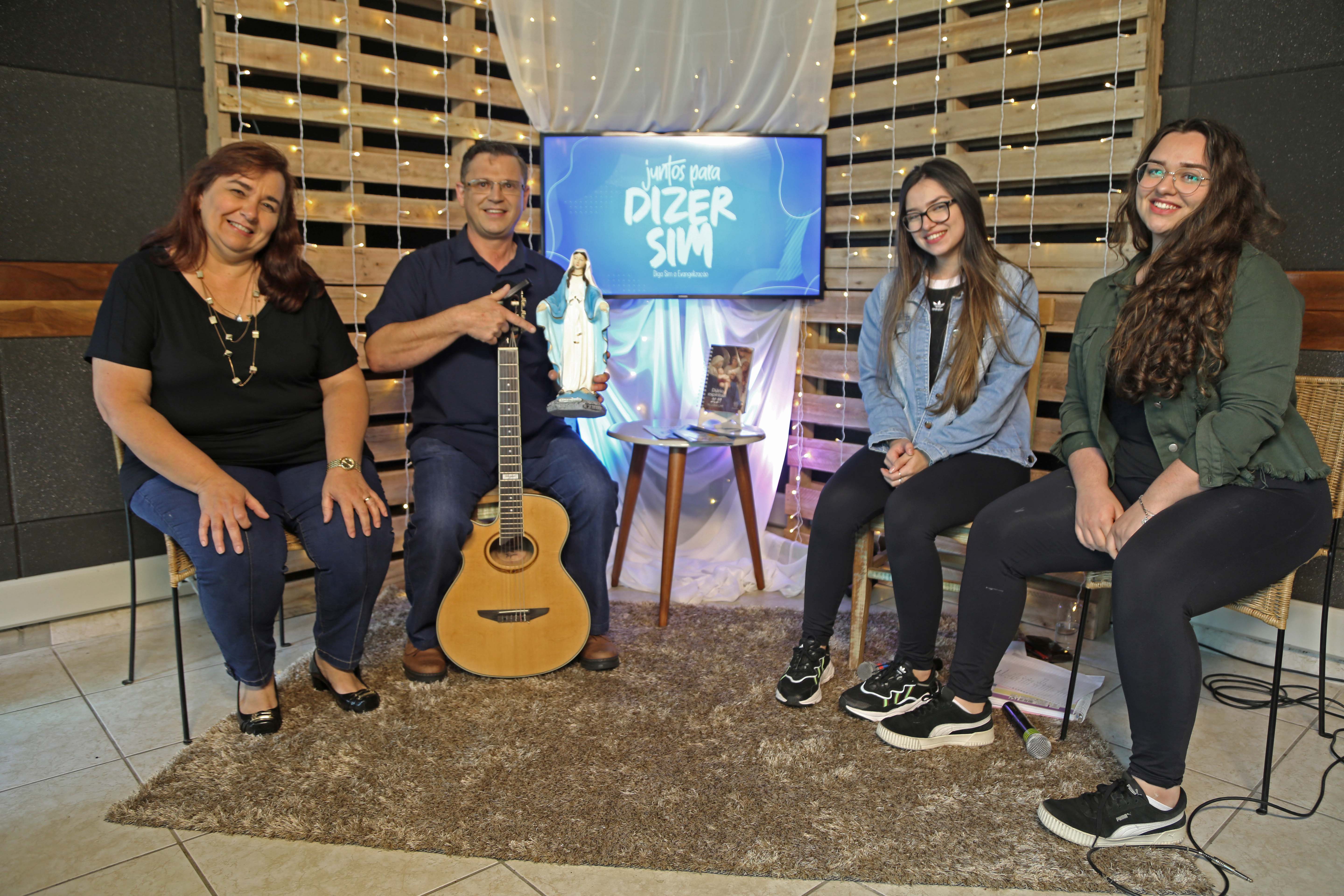 Rosângela e Cleiton Casa com suas filhas no Estúdio da Rádio Imaculada
