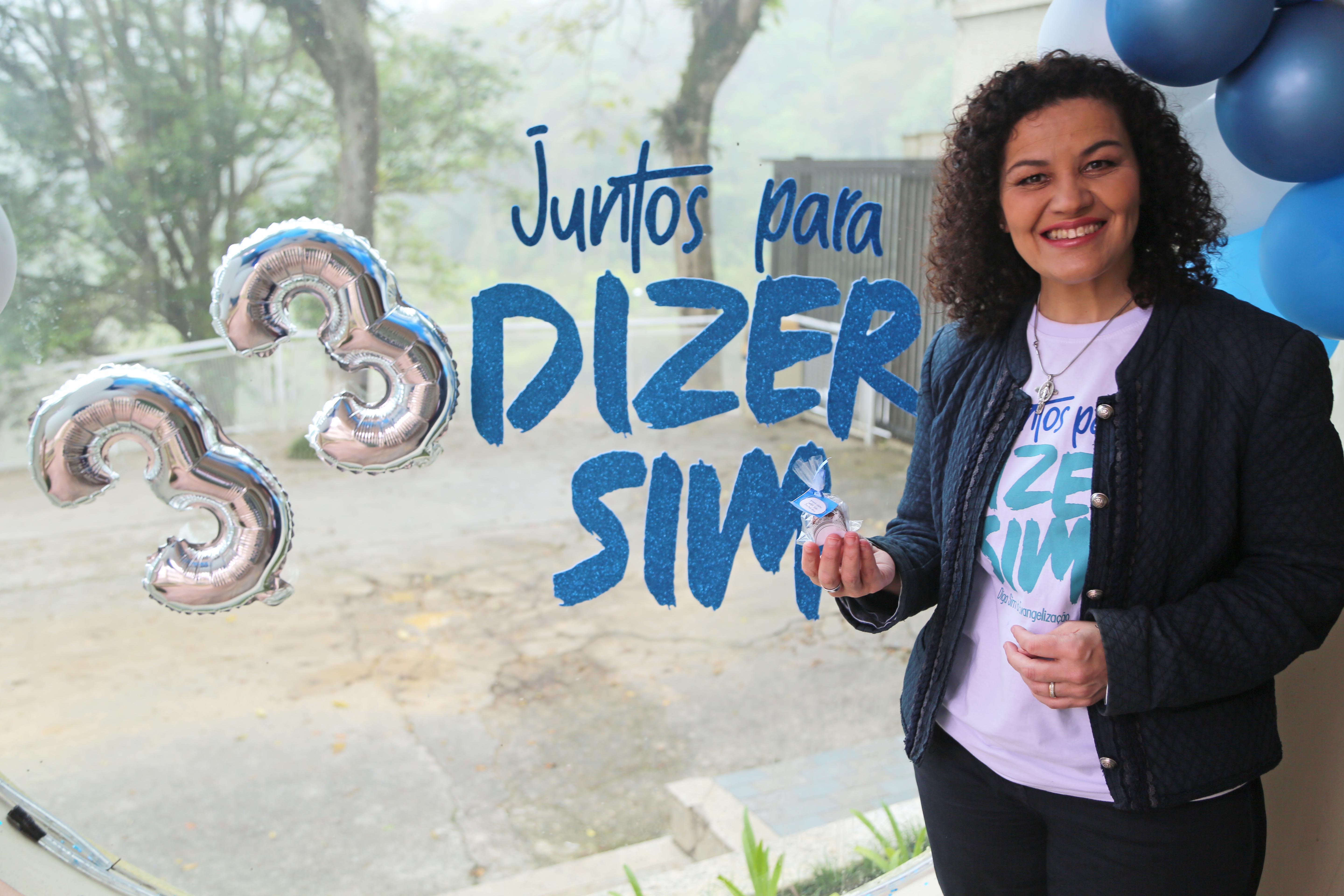 Marisa Vieira com o logo da campanha Diga Sim à Evangelização 2020: