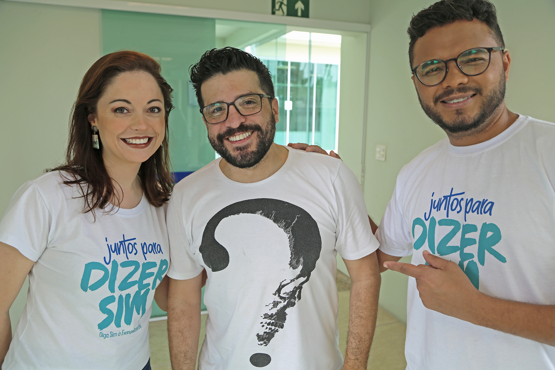 Os apresentadores Nathalia Silva e Valdo Rocha e o maquiador Marcelo Moreira