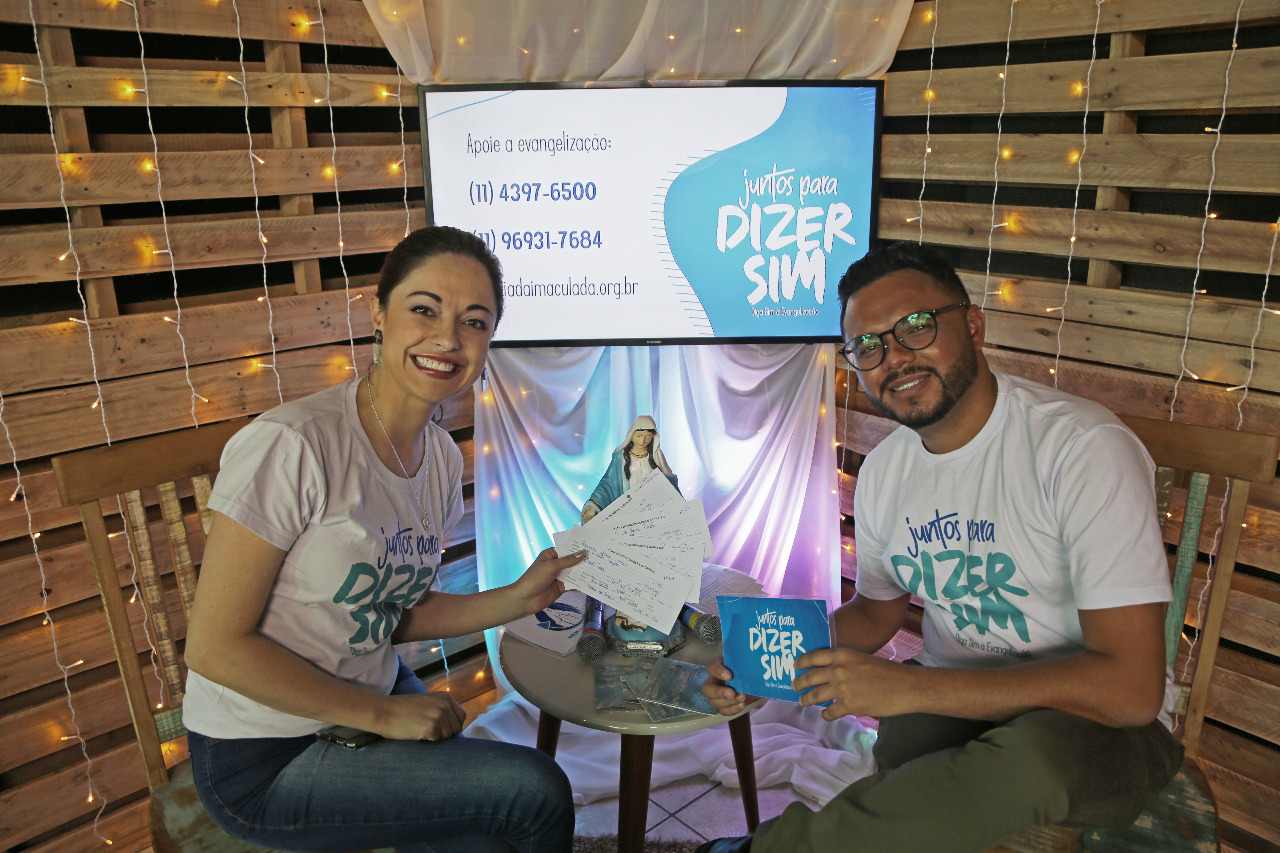 Nathalia Silva e Valdo Rocha com as fichas de novos colaboradores da MI