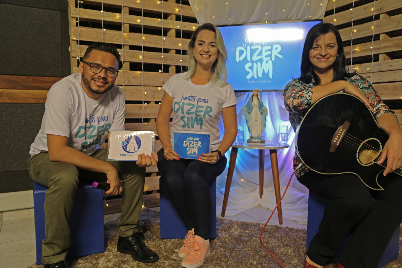 Os apresentadores Valdo Rocha e Daiane Oliveira com a cantora Sileide Oliveira no programa
