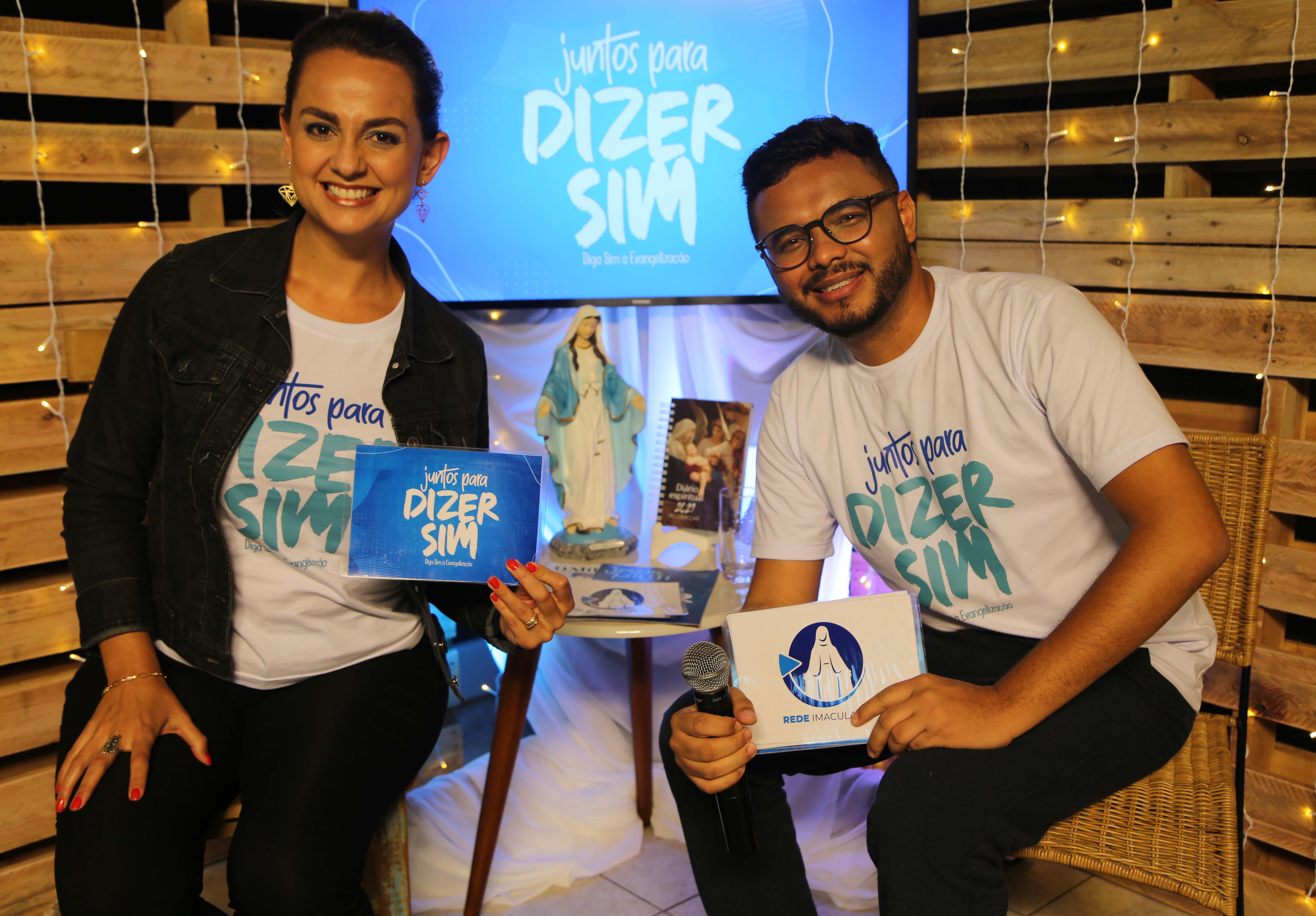 Os apresentadores Daiane Oliveira e Valdo Rocha